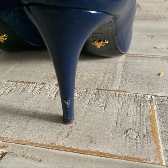 Beautiful Blue Leather Prada Pumps. - Picture 9 of 9